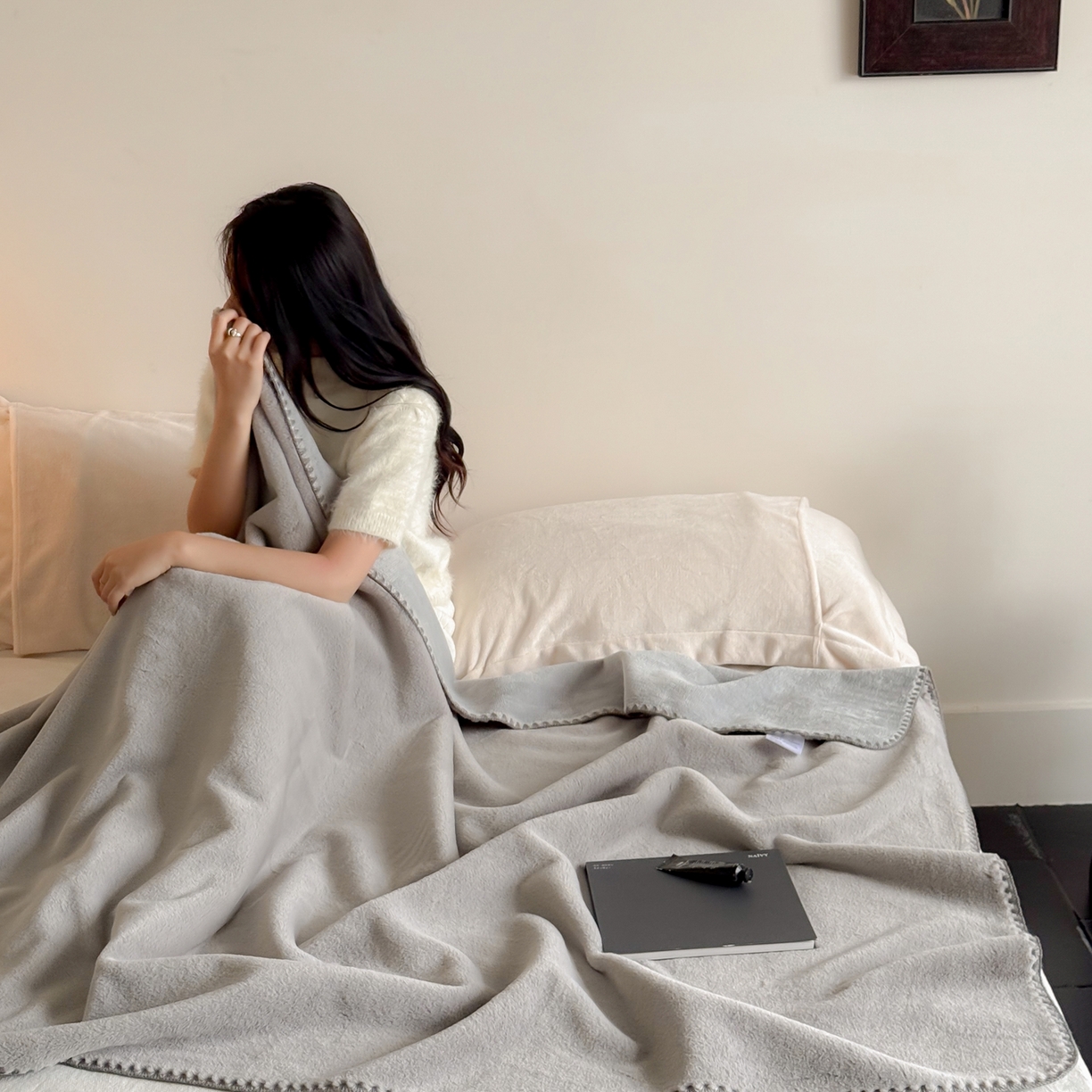 91家纺网 家纺一手货源 找家纺 ONE TWO ONE 121 2025新款兔绒毛毯子披肩办公室午睡空调沙发毯冬季加厚珊瑚绒盖毯牛奶绒【会员-5】 【提供买家秀】 控价 88/ 138/158/188 质感灰