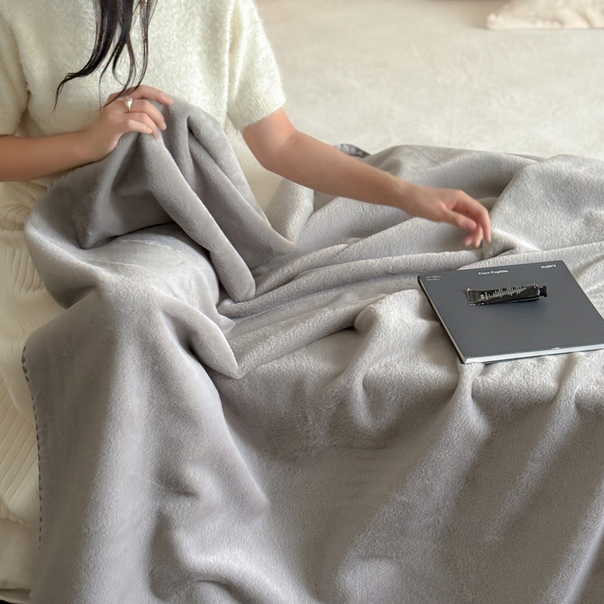 91家纺网 家纺一手货源 找家纺 ONE TWO ONE 121 2025新款兔绒毛毯子披肩办公室午睡空调沙发毯冬季加厚珊瑚绒盖毯牛奶绒【会员-5】 【提供买家秀】 控价 88/ 138/158/188 质感灰