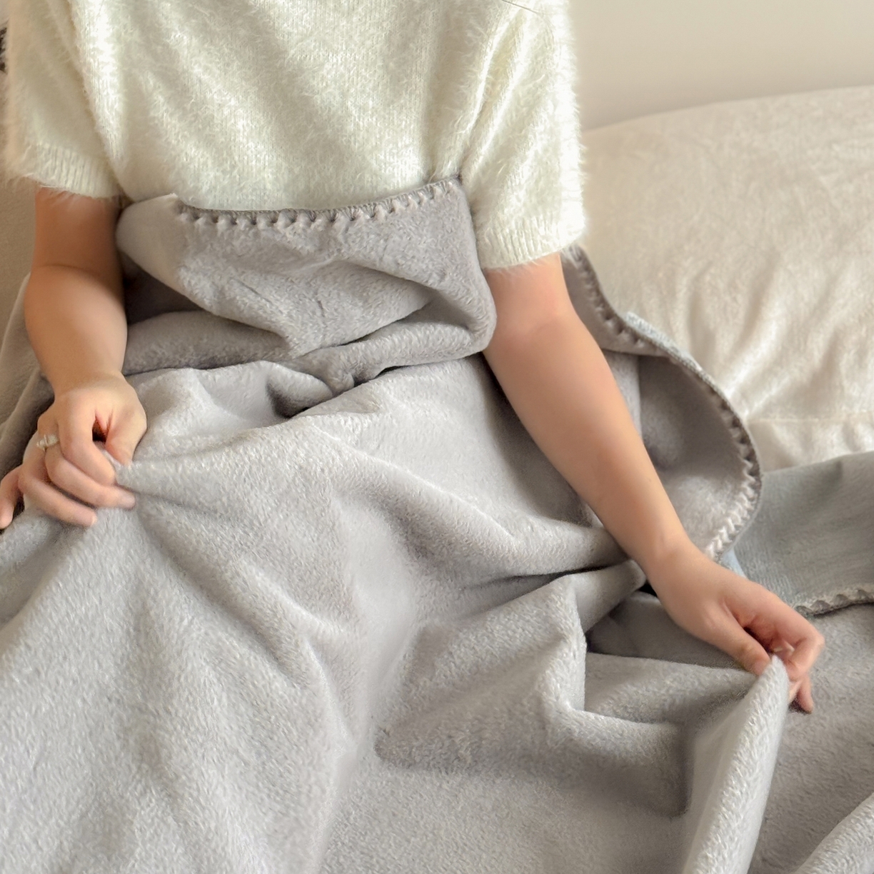 91家纺网 家纺一手货源 找家纺 ONE TWO ONE 121 2025新款兔绒毛毯子披肩办公室午睡空调沙发毯冬季加厚珊瑚绒盖毯牛奶绒【会员-5】 【提供买家秀】 控价 88/ 138/158/188 质感灰