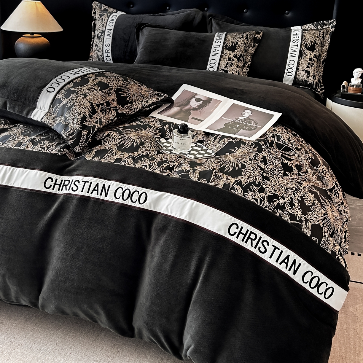 91家纺网 家纺一手货源 找家纺 苏源家居 2025新款加厚牛奶绒拼浮雕冬款四件套-幽境 幽境-深灰