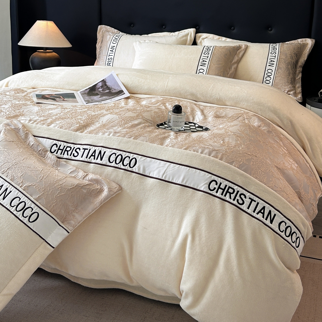 91家纺网 家纺一手货源 找家纺 苏源家居 2025新款加厚牛奶绒拼浮雕冬款四件套-幽境 幽境-奶白