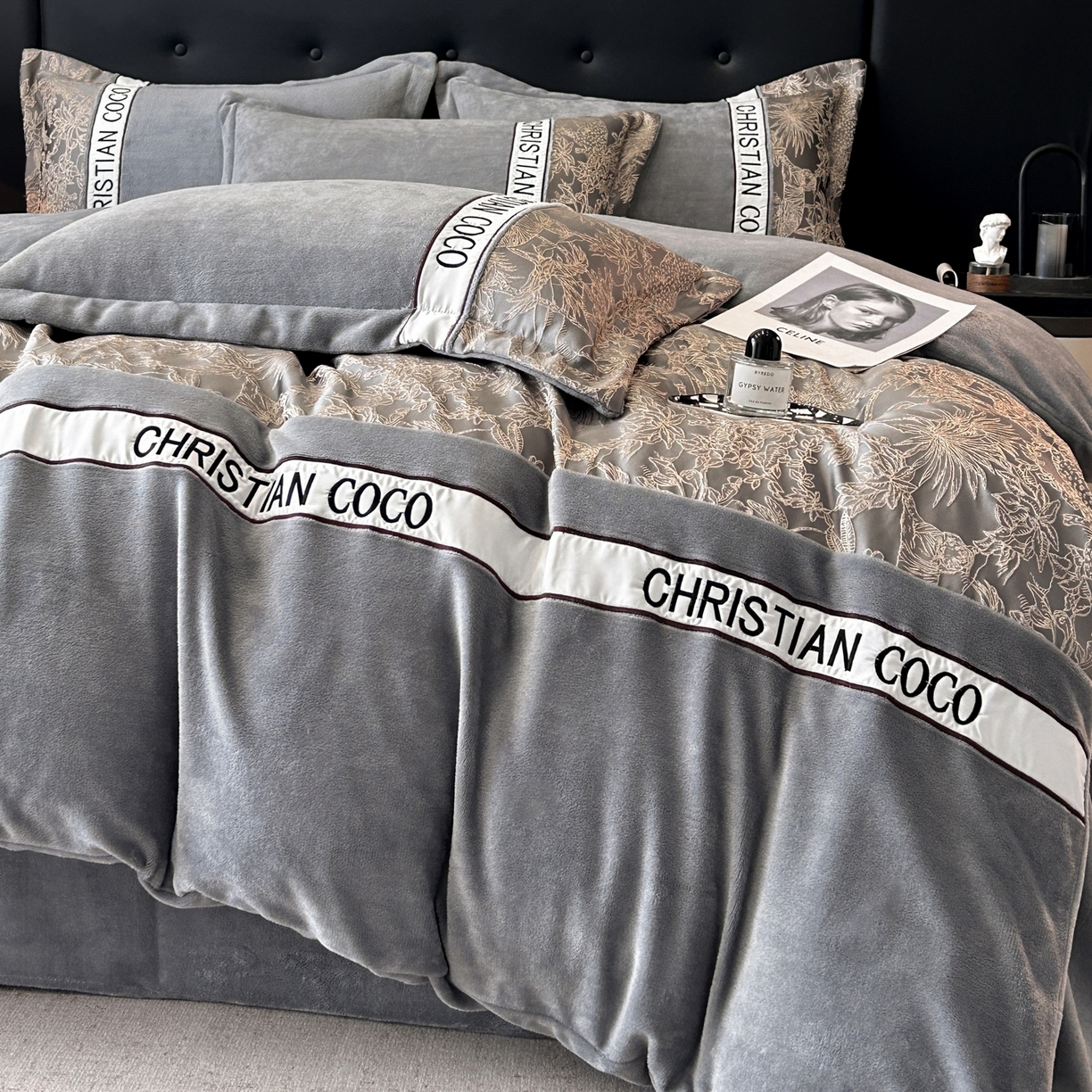 91家纺网 家纺一手货源 找家纺 苏源家居 2025新款加厚牛奶绒拼浮雕冬款四件套-幽境 幽境-浅灰