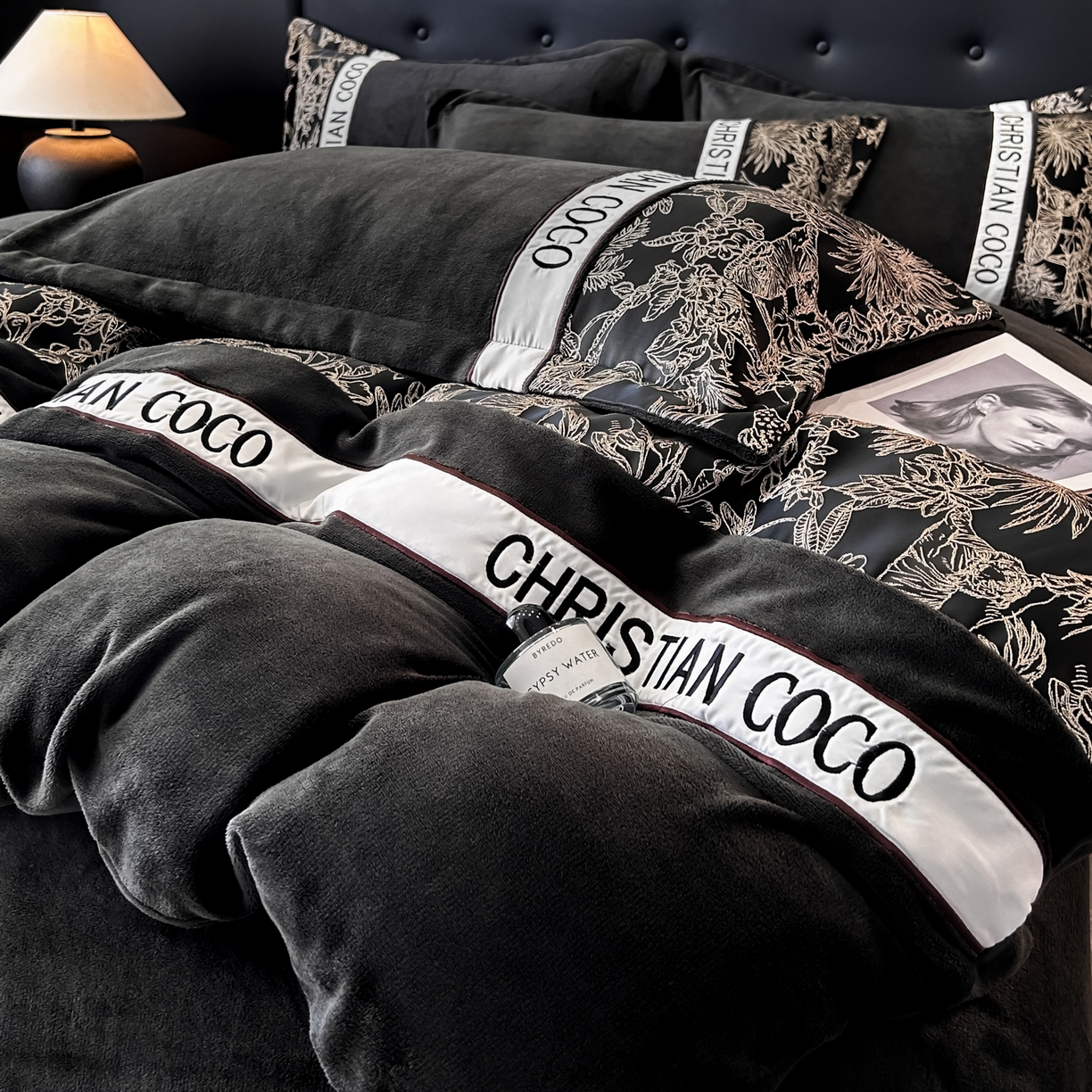 91家纺网 家纺一手货源 找家纺 苏源家居 2025新款加厚牛奶绒拼浮雕冬款四件套-幽境 幽境-深灰