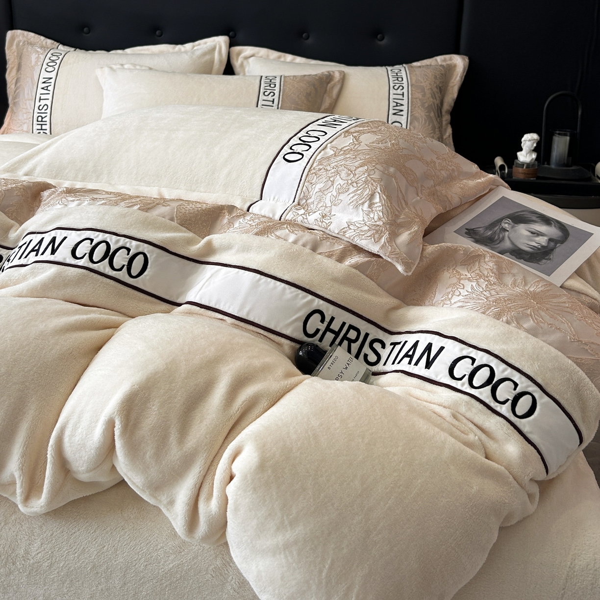 91家纺网 家纺一手货源 找家纺 苏源家居 2025新款加厚牛奶绒拼浮雕冬款四件套-幽境 幽境-奶白