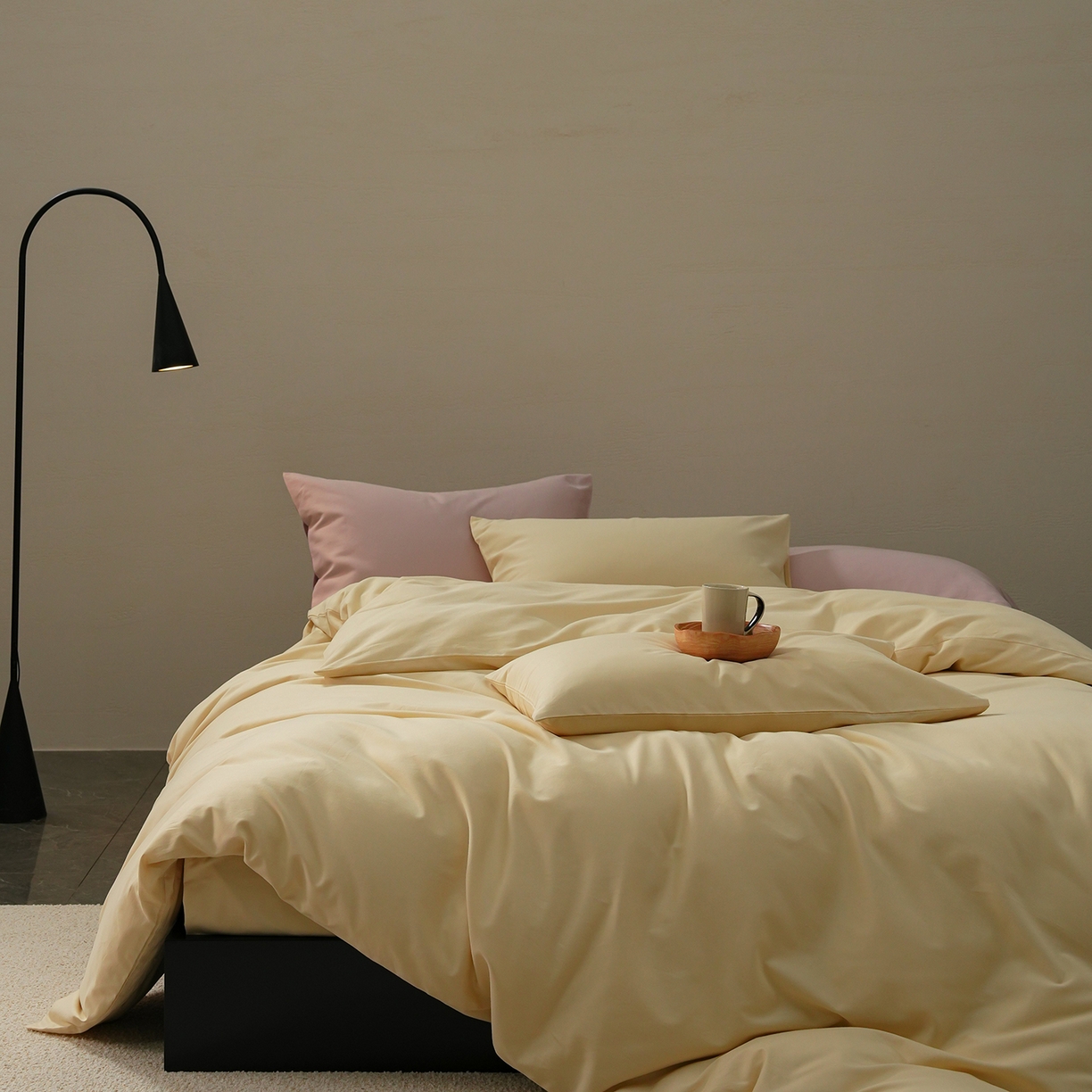 91家纺网 家纺一手货源 找家纺 禾时 2025新款A类全棉贡缎磨毛纯色四件套（礼盒包装）-风格1 奶昔