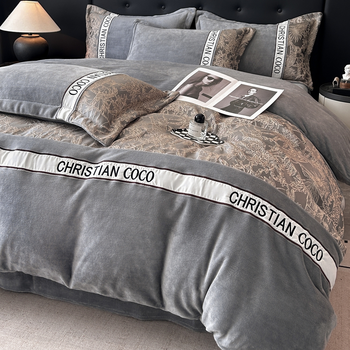 91家纺网 家纺一手货源 找家纺 苏源家居 2025新款加厚牛奶绒拼浮雕冬款四件套-幽境 幽境-浅灰