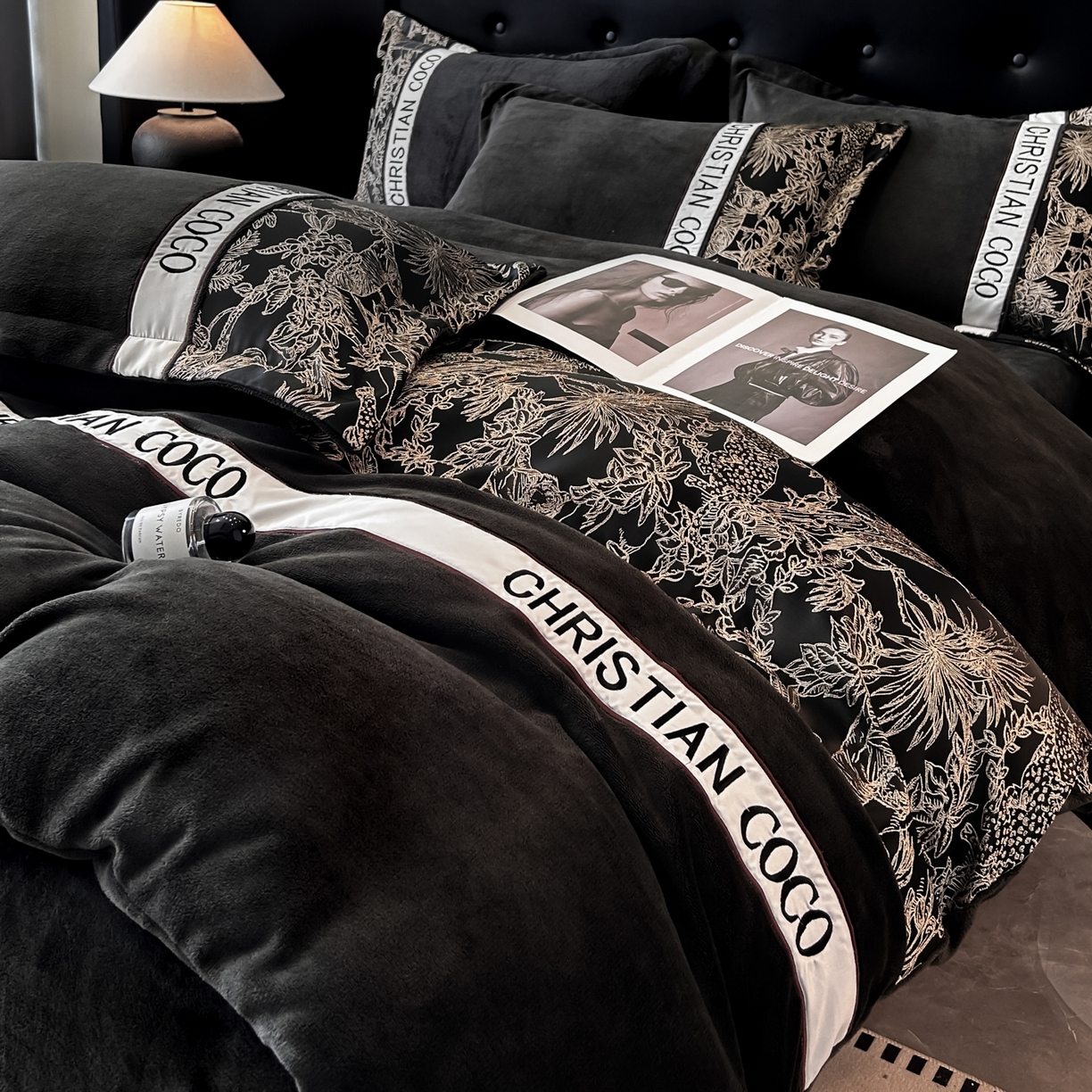 91家纺网 家纺一手货源 找家纺 苏源家居 2025新款加厚牛奶绒拼浮雕冬款四件套-幽境 幽境-深灰