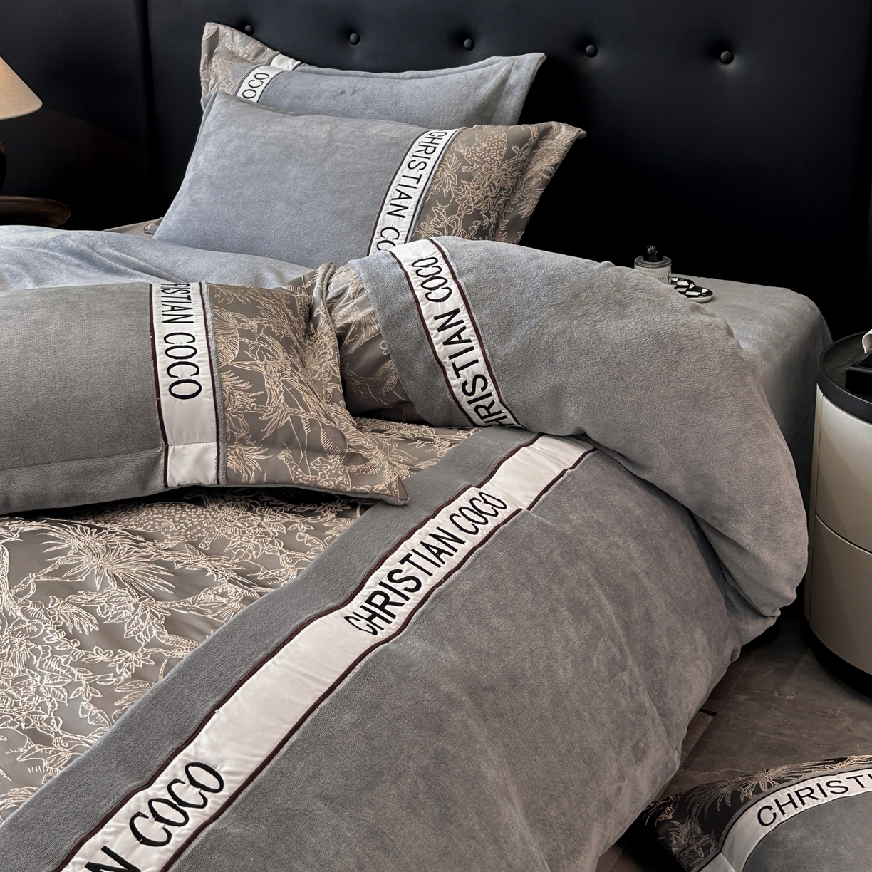 91家纺网 家纺一手货源 找家纺 苏源家居 2025新款加厚牛奶绒拼浮雕冬款四件套-幽境 幽境-浅灰