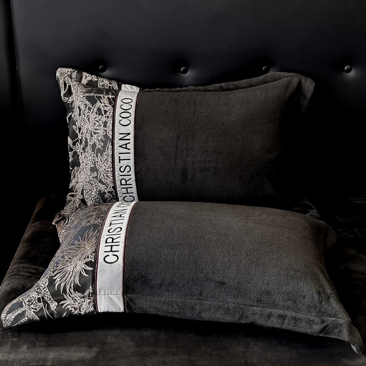 91家纺网 家纺一手货源 找家纺 苏源家居 2025新款加厚牛奶绒拼浮雕冬款四件套-幽境 幽境-深灰