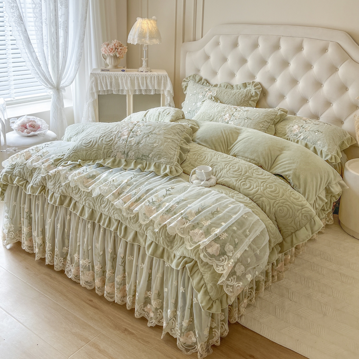 91家纺网 家纺一手货源 找家纺 恋尚 2025新款柔软牛奶绒保暖蕾丝床裙四件套-玫瑰故事（控价305） 玫瑰故事-香草绿