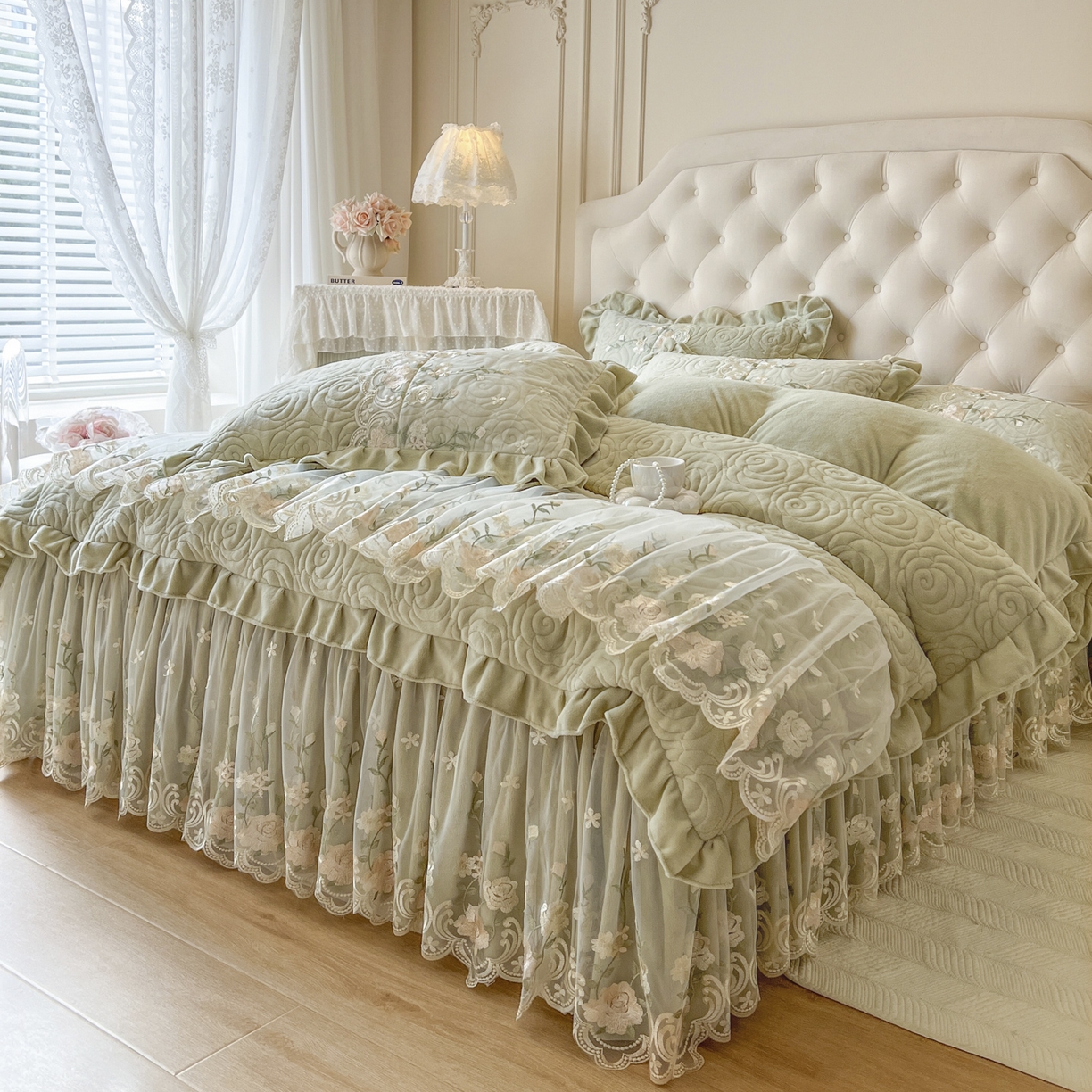 91家纺网 家纺一手货源 找家纺 恋尚 2025新款柔软牛奶绒保暖蕾丝床裙四件套-玫瑰故事（控价305） 玫瑰故事-香草绿