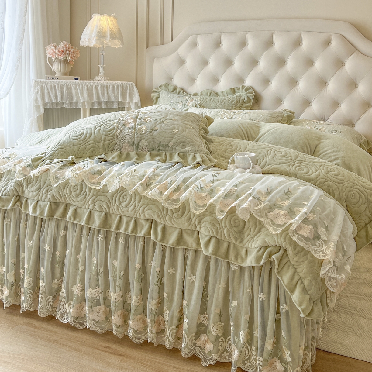 91家纺网 家纺一手货源 找家纺 恋尚 2025新款柔软牛奶绒保暖蕾丝床裙四件套-玫瑰故事（控价305） 玫瑰故事-香草绿