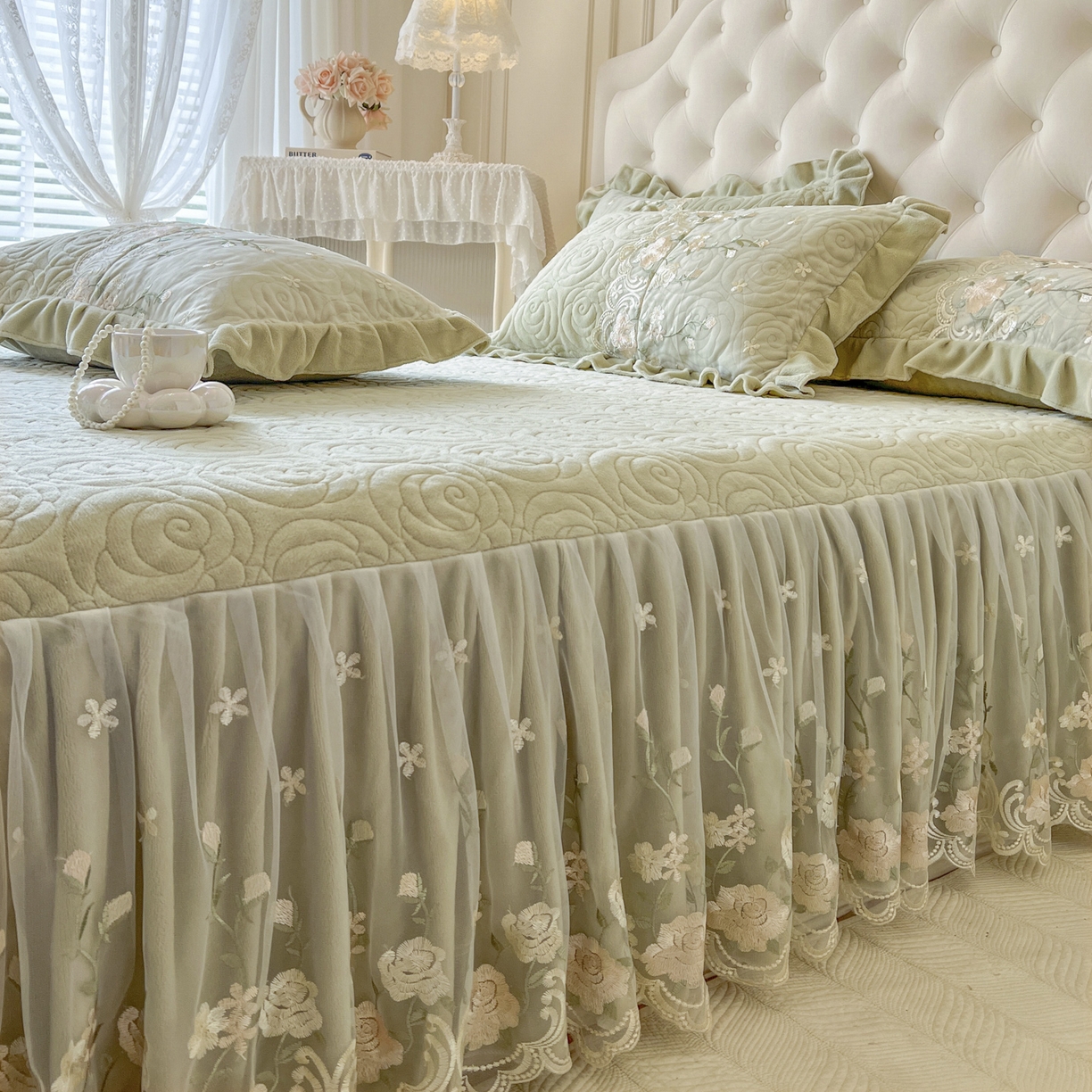 91家纺网 家纺一手货源 找家纺 恋尚 2025新款柔软牛奶绒保暖蕾丝床裙四件套-玫瑰故事（控价305） 玫瑰故事-香草绿