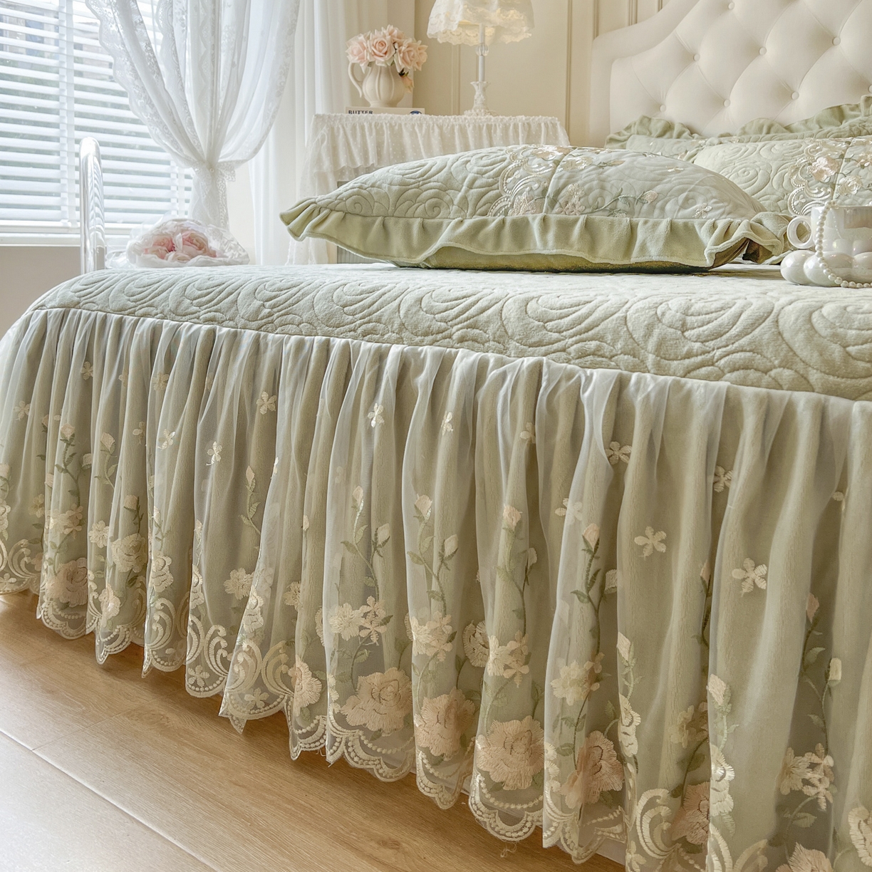 91家纺网 家纺一手货源 找家纺 恋尚 2025新款柔软牛奶绒保暖蕾丝床裙四件套-玫瑰故事（控价305） 玫瑰故事-香草绿