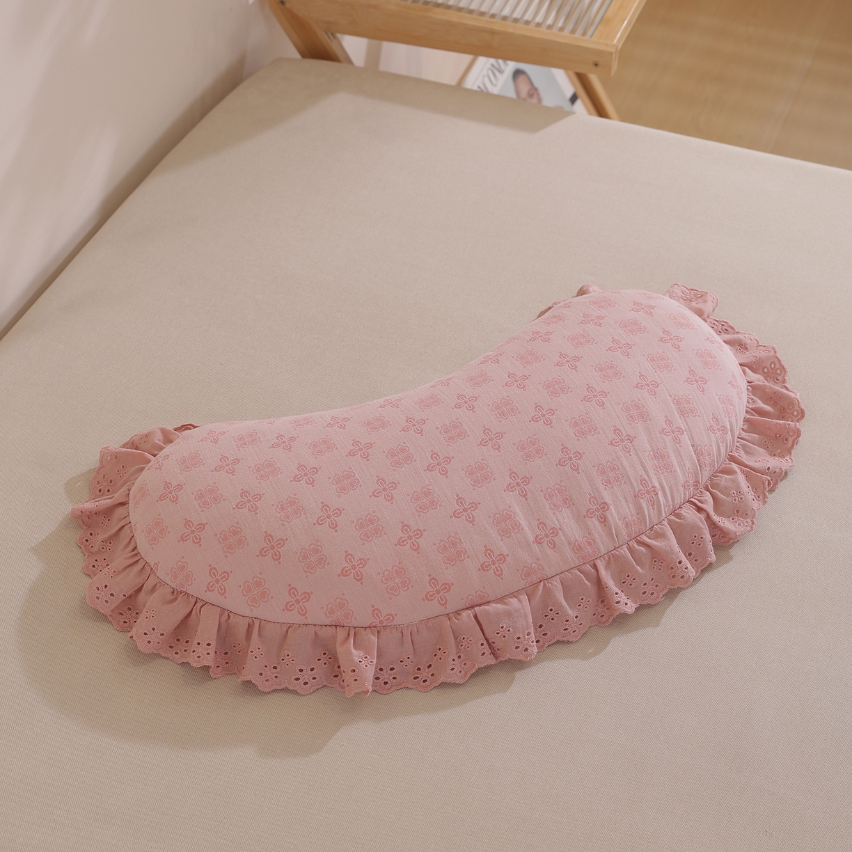 91家纺网 家纺一手货源 找家纺 （总）仁宇枕业 2025新款新品全棉双层纱花边月牙全荞麦枕头枕芯