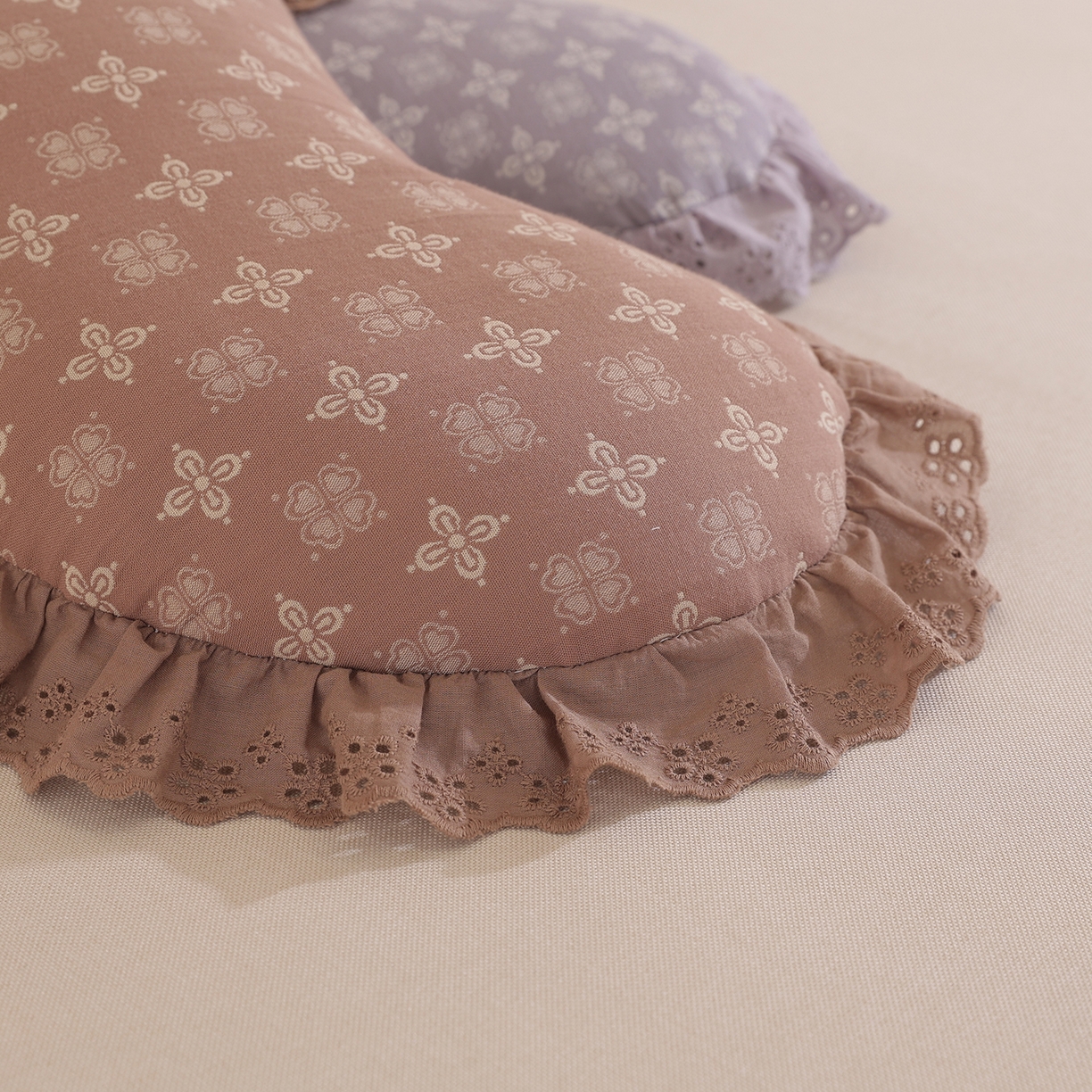 91家纺网 家纺一手货源 找家纺 （总）仁宇枕业 2025新款新品全棉双层纱花边月牙全荞麦枕头枕芯