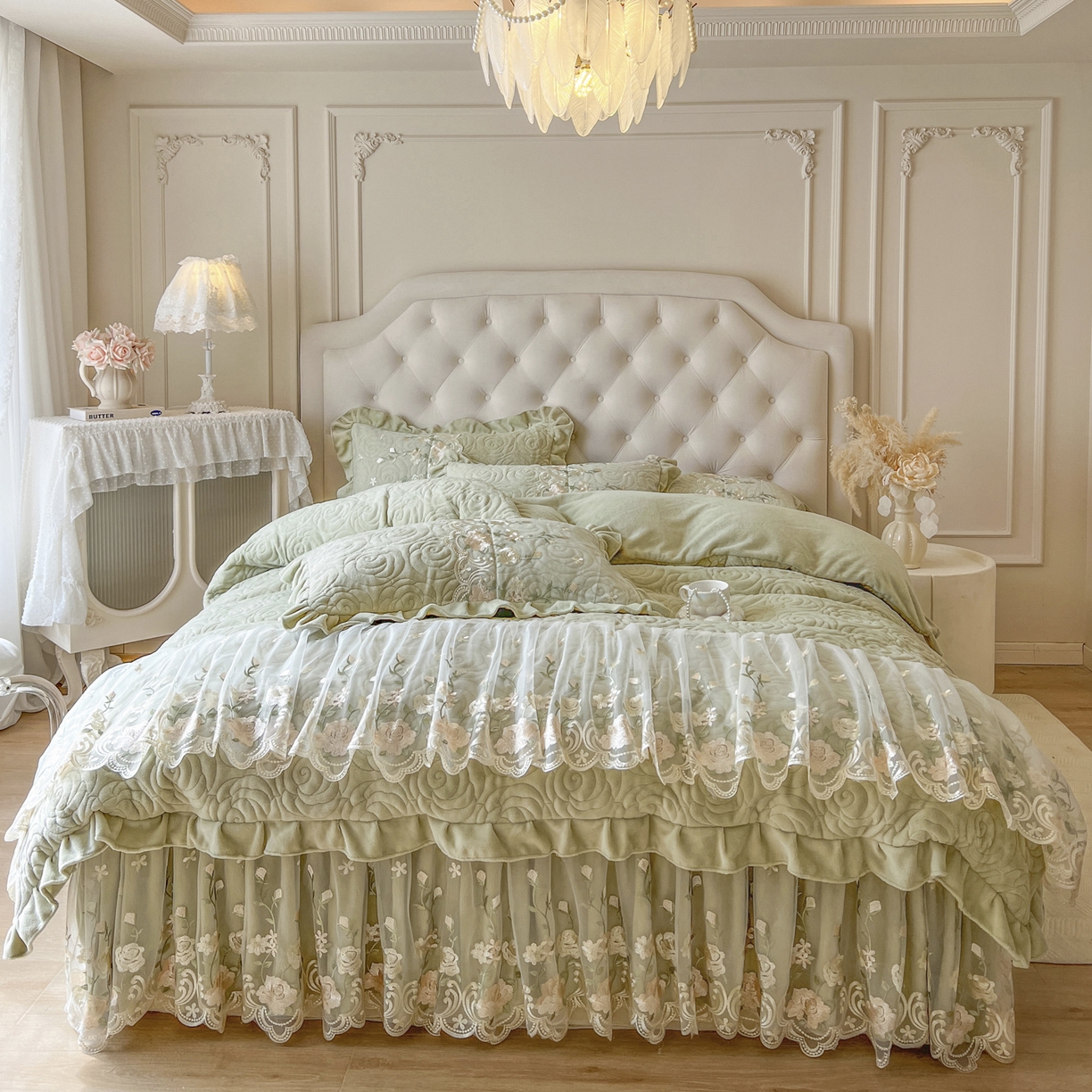 91家纺网 家纺一手货源 找家纺 恋尚 2025新款柔软牛奶绒保暖蕾丝床裙四件套-玫瑰故事（控价305） 玫瑰故事-香草绿