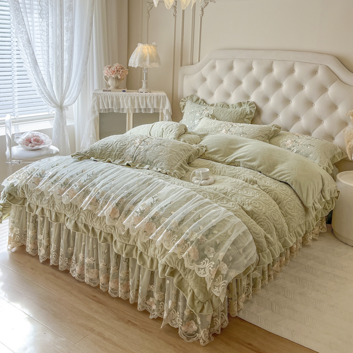 91家纺网 家纺一手货源 找家纺 恋尚 2025新款柔软牛奶绒保暖蕾丝床裙四件套-玫瑰故事（控价305） 玫瑰故事-香草绿