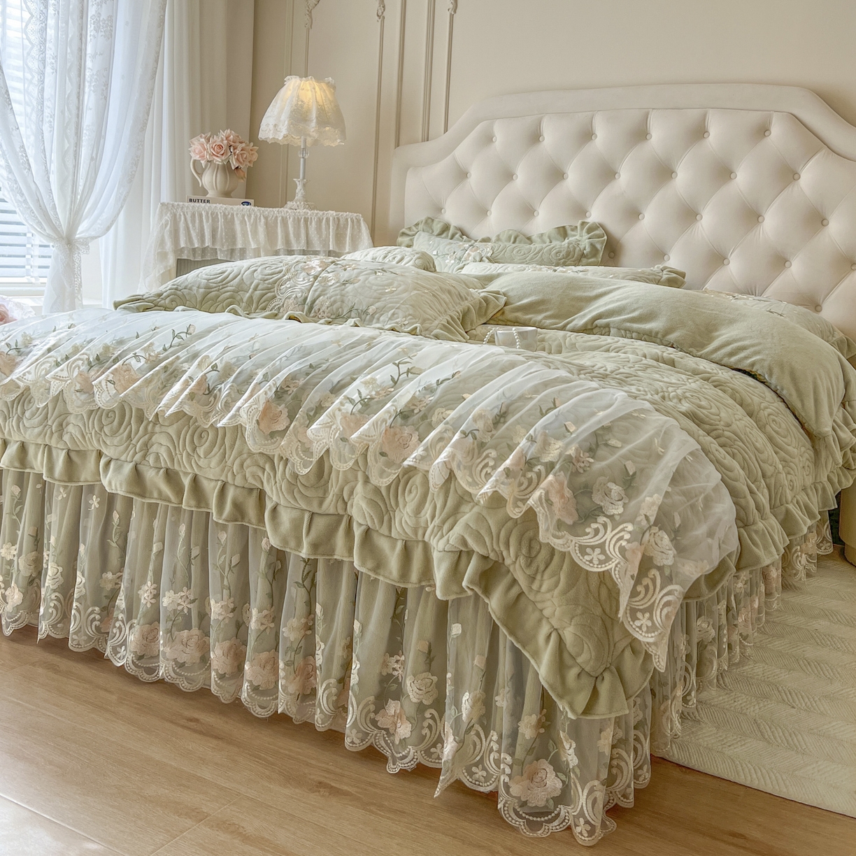 91家纺网 家纺一手货源 找家纺 恋尚 2025新款柔软牛奶绒保暖蕾丝床裙四件套-玫瑰故事（控价305） 玫瑰故事-香草绿