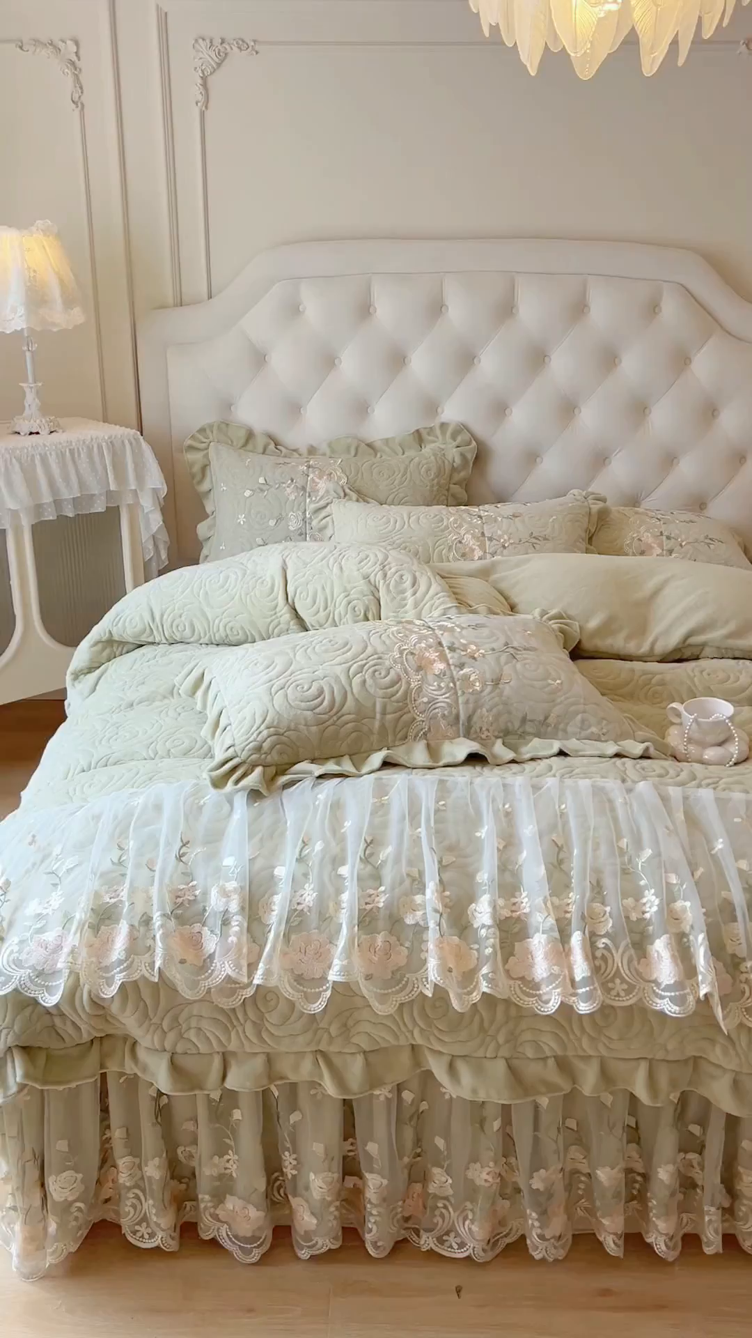 91家纺网 家纺一手货源 找家纺 恋尚 2025新款柔软牛奶绒保暖蕾丝床裙四件套-玫瑰故事（控价305） 玫瑰故事-香草绿