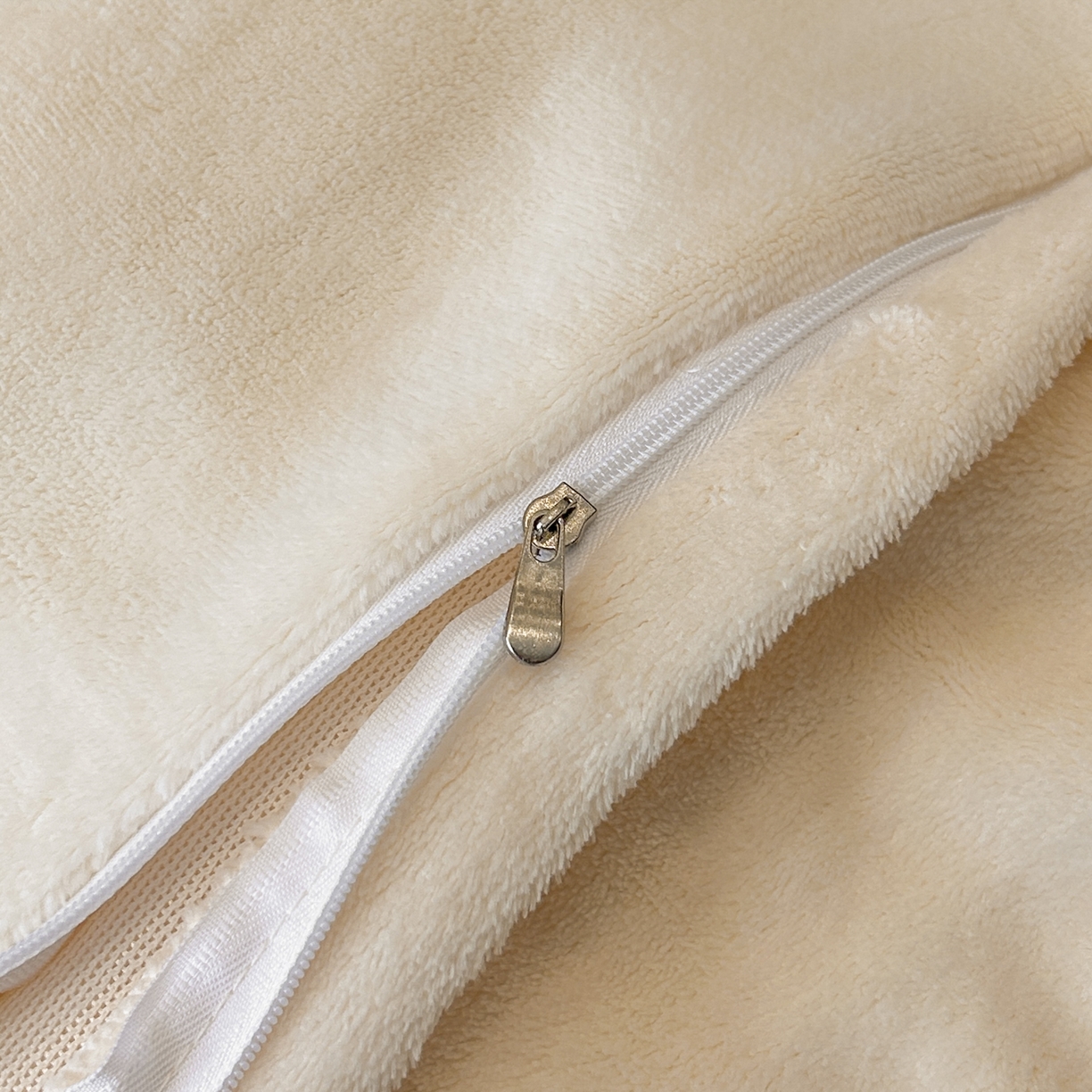 91家纺网 家纺一手货源 找家纺 苏源家居 2025新款加厚牛奶绒拼浮雕冬款四件套-幽境 幽境-奶白