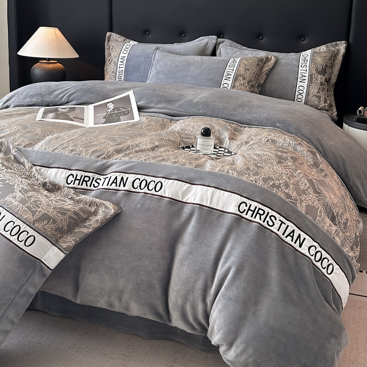 91家纺网 家纺一手货源 找家纺 苏源家居 2025新款加厚牛奶绒拼浮雕冬款四件套-幽境 幽境-浅灰