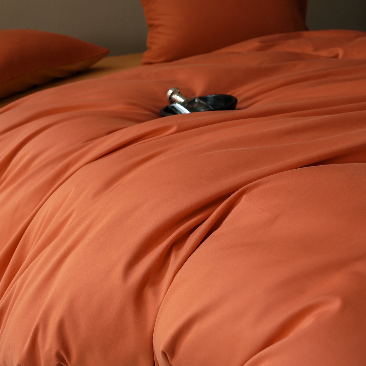 91家纺网 家纺一手货源 找家纺 禾时 2025新款A类全棉贡缎磨毛纯色四件套（礼盒包装）-风格1 暖阳