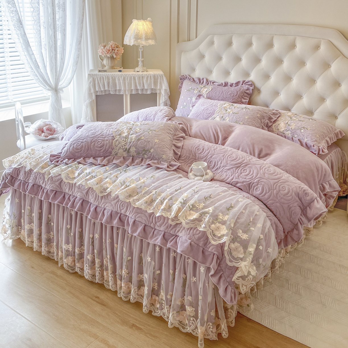 91家纺网 家纺一手货源 找家纺 恋尚 2025新款柔软牛奶绒保暖蕾丝床裙四件套-玫瑰故事（控价305） 玫瑰故事-香芋紫