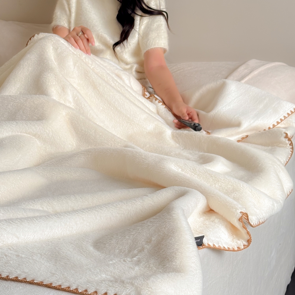 91家纺网 家纺一手货源 找家纺 ONE TWO ONE 121 2025新款兔绒毛毯子披肩办公室午睡空调沙发毯冬季加厚珊瑚绒盖毯牛奶绒【会员-5】 【提供买家秀】 控价 88/ 138/158/188 纯净白