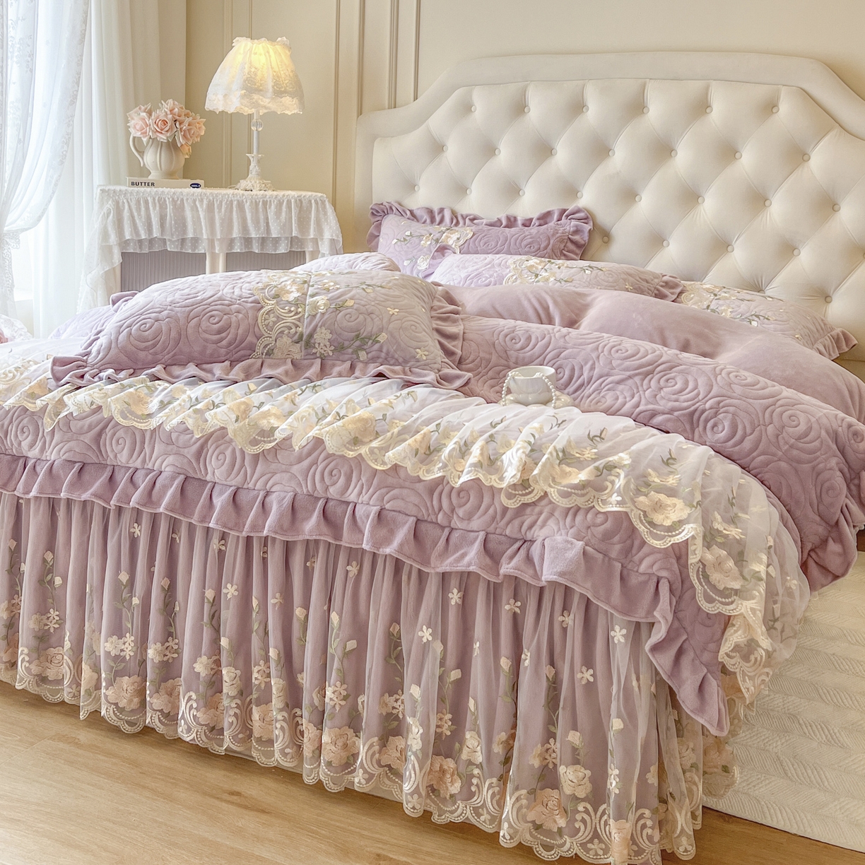 91家纺网 家纺一手货源 找家纺 恋尚 2025新款柔软牛奶绒保暖蕾丝床裙四件套-玫瑰故事（控价305） 玫瑰故事-香芋紫