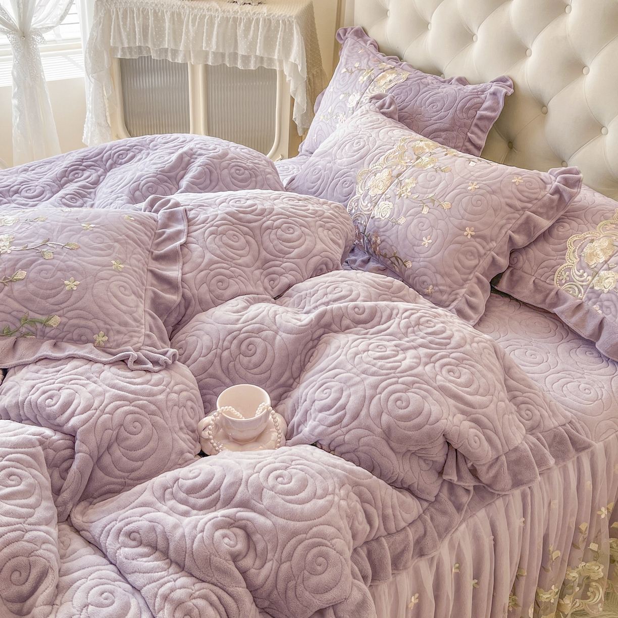 91家纺网 家纺一手货源 找家纺 恋尚 2025新款柔软牛奶绒保暖蕾丝床裙四件套-玫瑰故事（控价305） 玫瑰故事-香芋紫