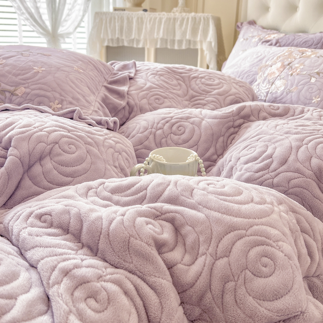 91家纺网 家纺一手货源 找家纺 恋尚 2025新款柔软牛奶绒保暖蕾丝床裙四件套-玫瑰故事（控价305） 玫瑰故事-香芋紫