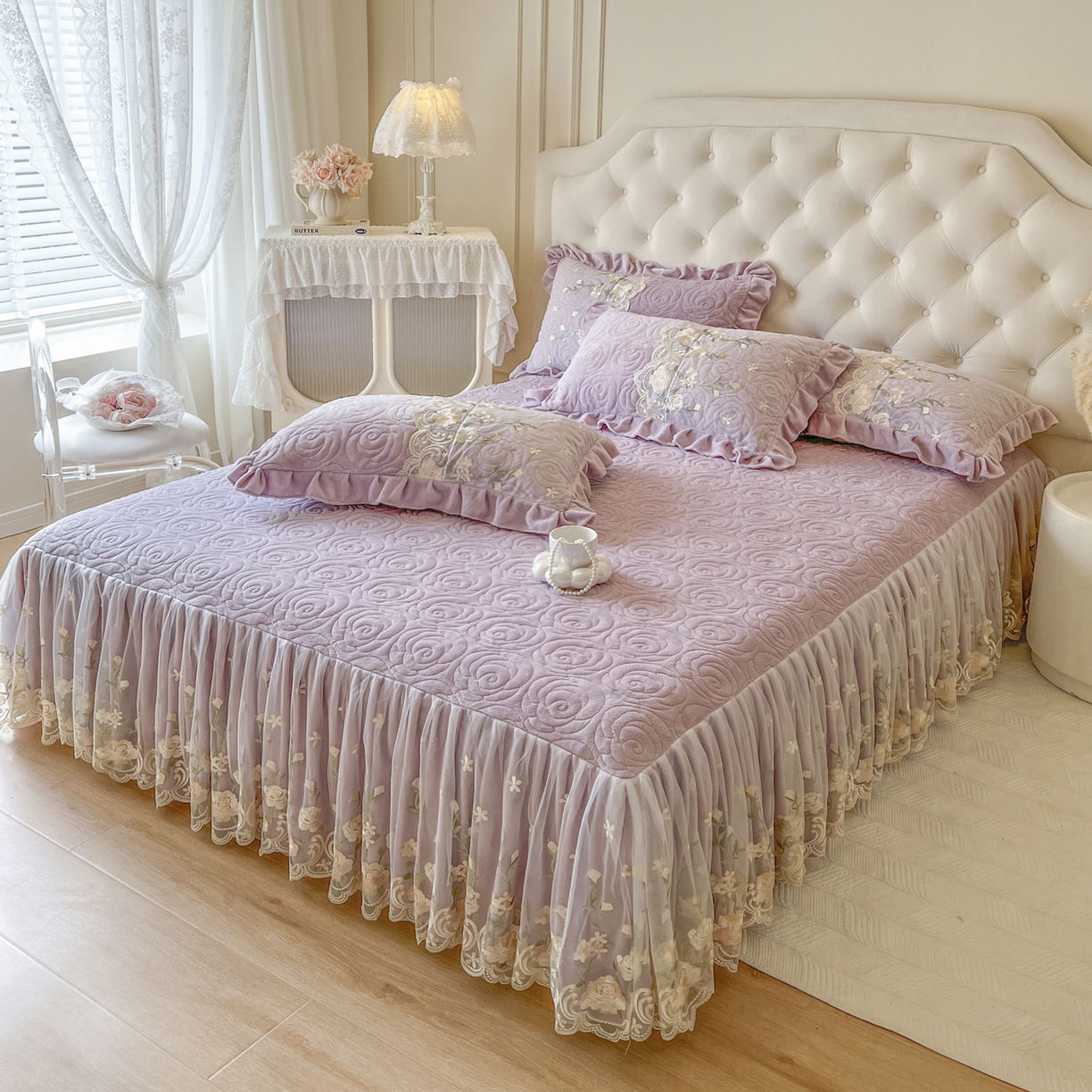 91家纺网 家纺一手货源 找家纺 恋尚 2025新款柔软牛奶绒保暖蕾丝床裙四件套-玫瑰故事（控价305） 玫瑰故事-香芋紫