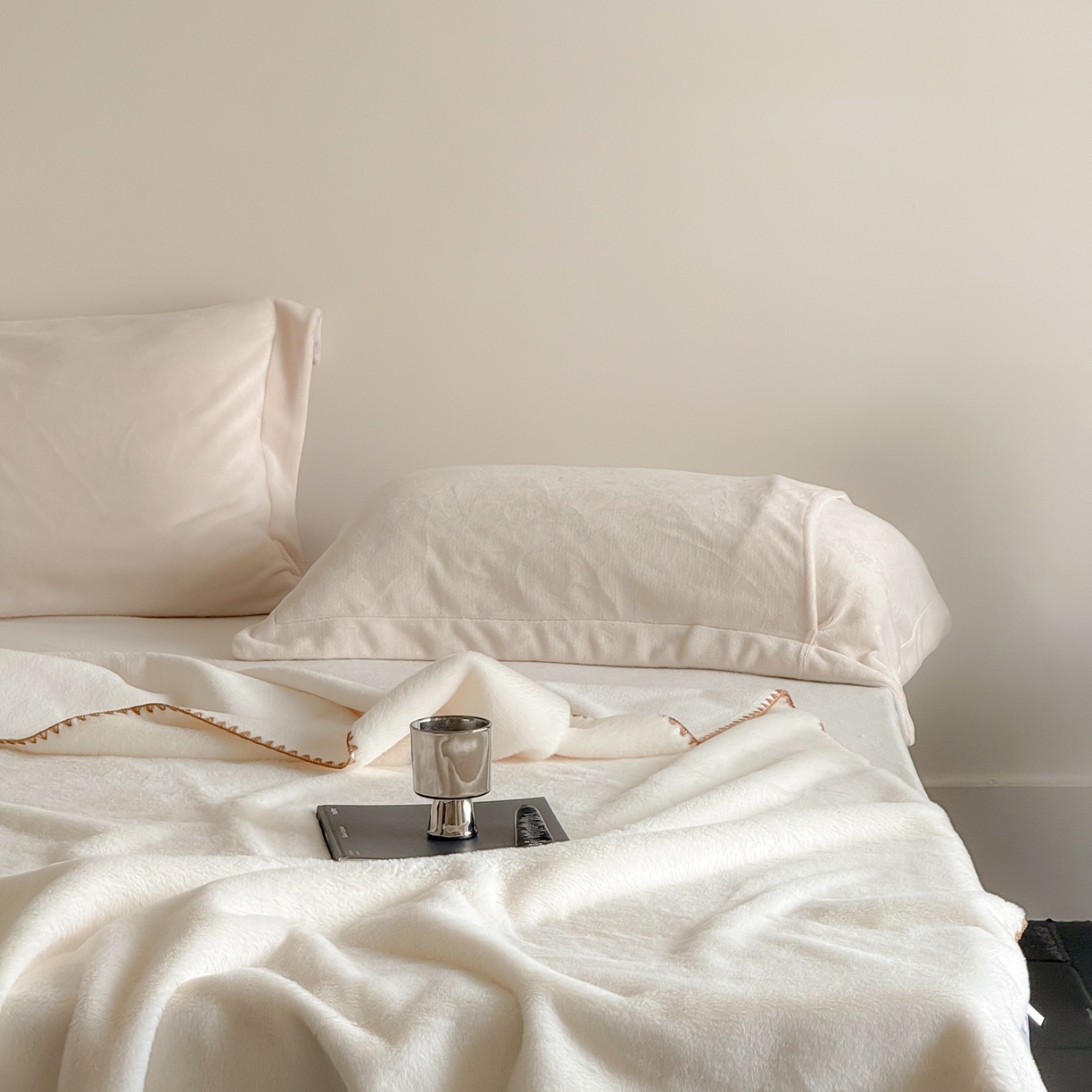 91家纺网 家纺一手货源 找家纺 ONE TWO ONE 121 2025新款兔绒毛毯子披肩办公室午睡空调沙发毯冬季加厚珊瑚绒盖毯牛奶绒【会员-5】 【提供买家秀】 控价 88/ 138/158/188 纯净白