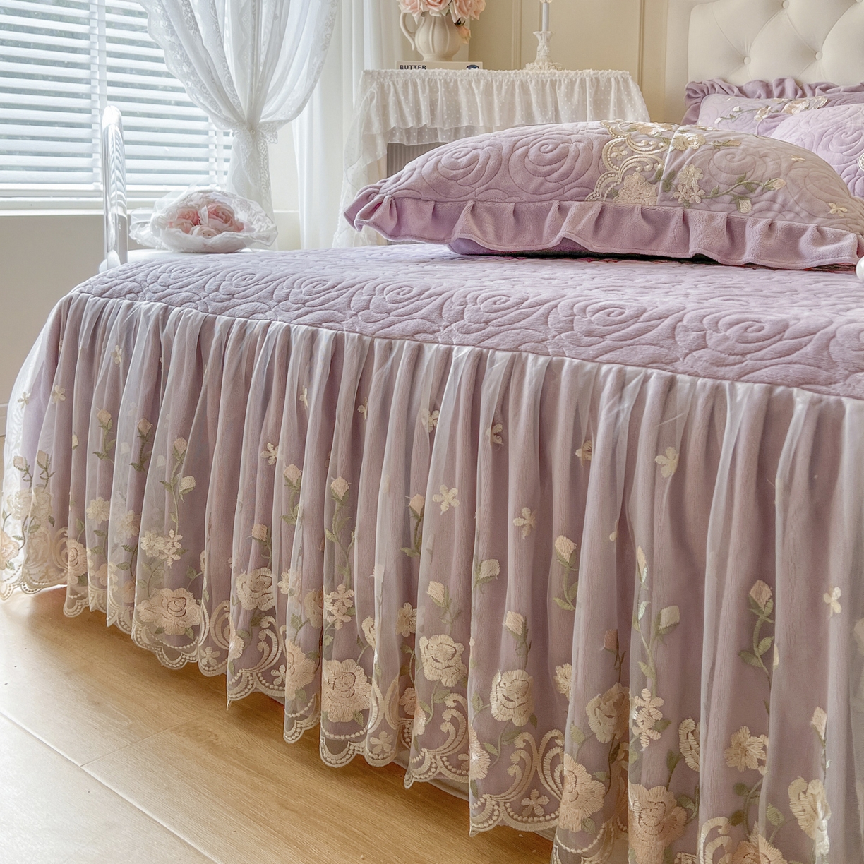 91家纺网 家纺一手货源 找家纺 恋尚 2025新款柔软牛奶绒保暖蕾丝床裙四件套-玫瑰故事（控价305） 玫瑰故事-香芋紫