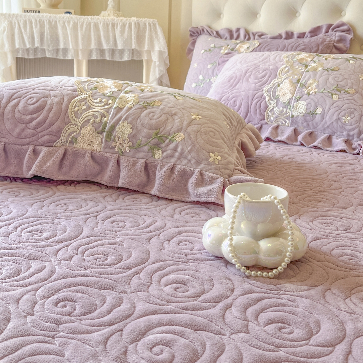 91家纺网 家纺一手货源 找家纺 恋尚 2025新款柔软牛奶绒保暖蕾丝床裙四件套-玫瑰故事（控价305） 玫瑰故事-香芋紫