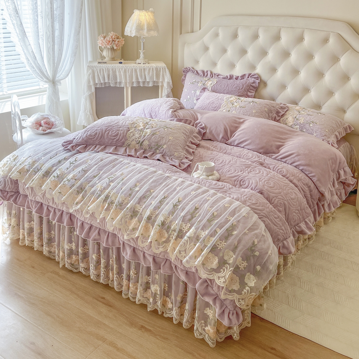 91家纺网 家纺一手货源 找家纺 恋尚 2025新款柔软牛奶绒保暖蕾丝床裙四件套-玫瑰故事（控价305） 玫瑰故事-香芋紫