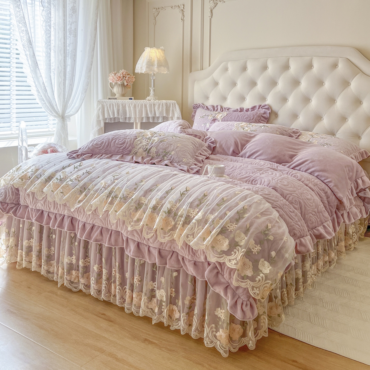 91家纺网 家纺一手货源 找家纺 恋尚 2025新款柔软牛奶绒保暖蕾丝床裙四件套-玫瑰故事（控价305） 玫瑰故事-香芋紫