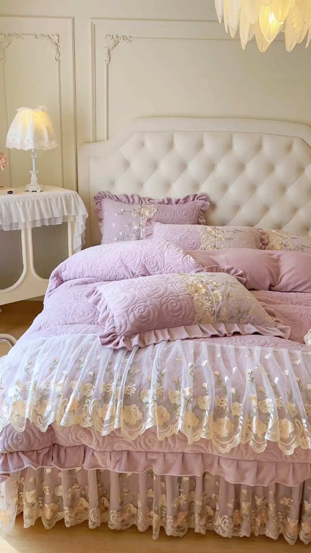 91家纺网 家纺一手货源 找家纺 恋尚 2025新款柔软牛奶绒保暖蕾丝床裙四件套-玫瑰故事（控价305） 玫瑰故事-香芋紫