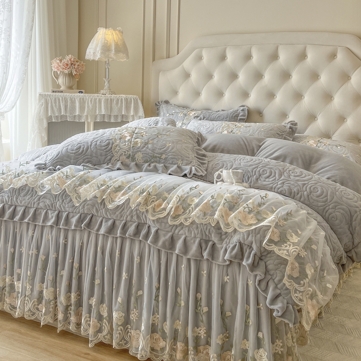 91家纺网 家纺一手货源 找家纺 恋尚 2025新款柔软牛奶绒保暖蕾丝床裙四件套-玫瑰故事（控价305） 玫瑰故事-椰蓉灰