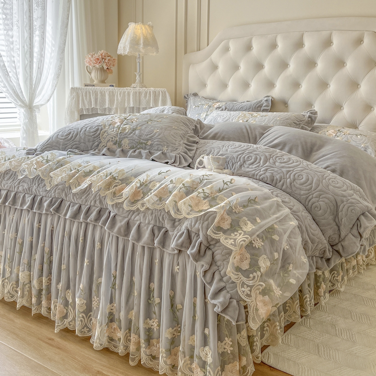 91家纺网 家纺一手货源 找家纺 恋尚 2025新款柔软牛奶绒保暖蕾丝床裙四件套-玫瑰故事（控价305） 玫瑰故事-椰蓉灰