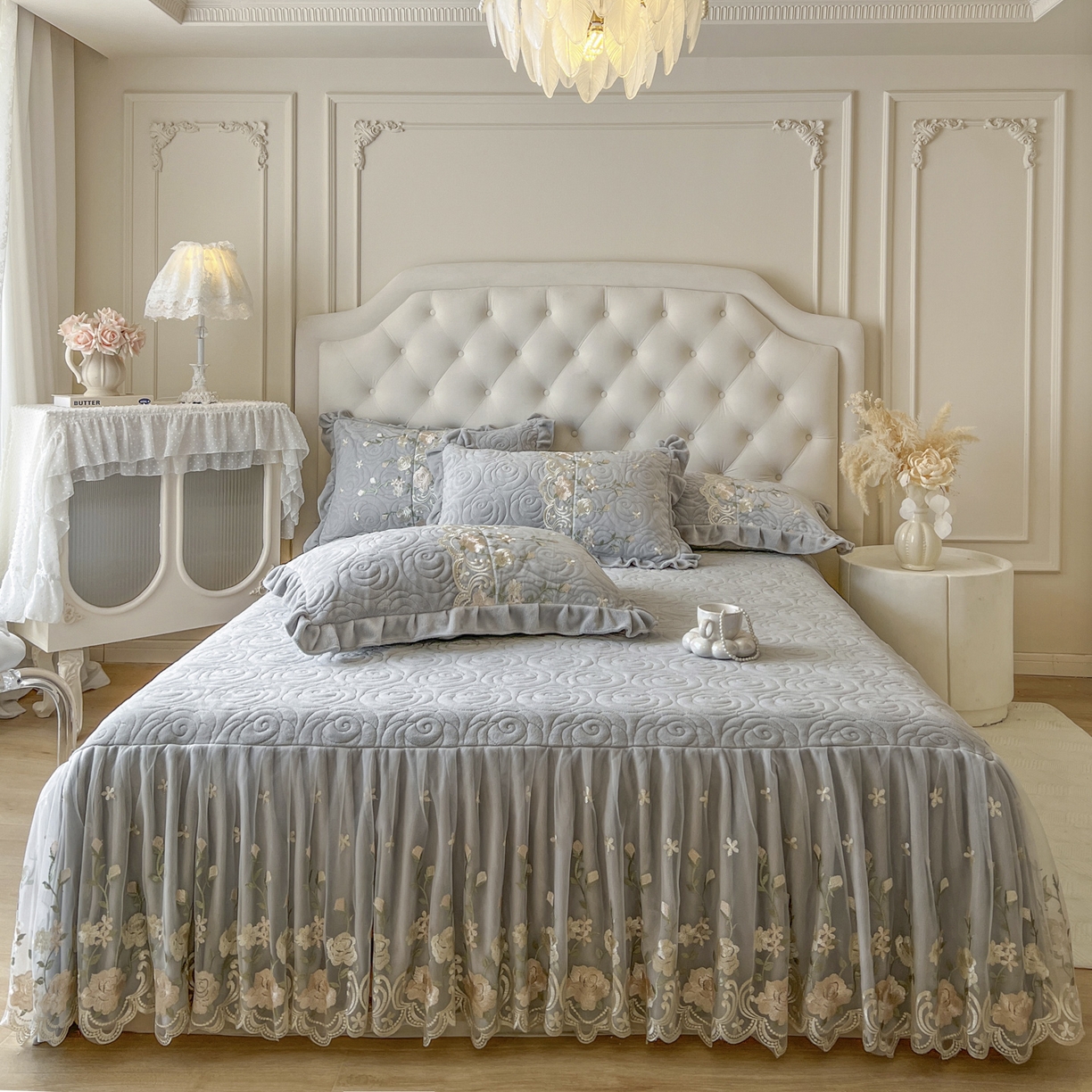 91家纺网 家纺一手货源 找家纺 恋尚 2025新款柔软牛奶绒保暖蕾丝床裙四件套-玫瑰故事（控价305） 玫瑰故事-椰蓉灰