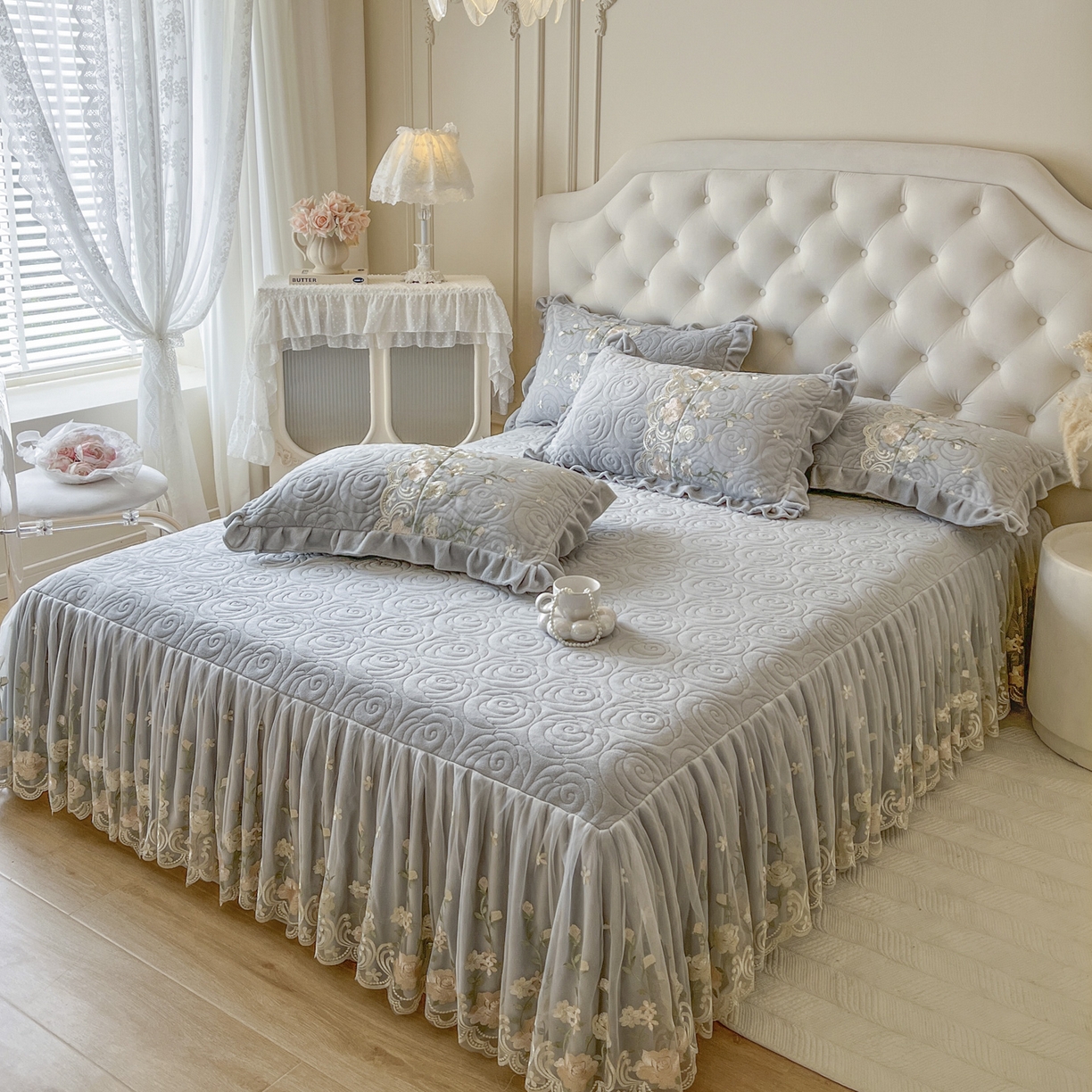 91家纺网 家纺一手货源 找家纺 恋尚 2025新款柔软牛奶绒保暖蕾丝床裙四件套-玫瑰故事（控价305） 玫瑰故事-椰蓉灰