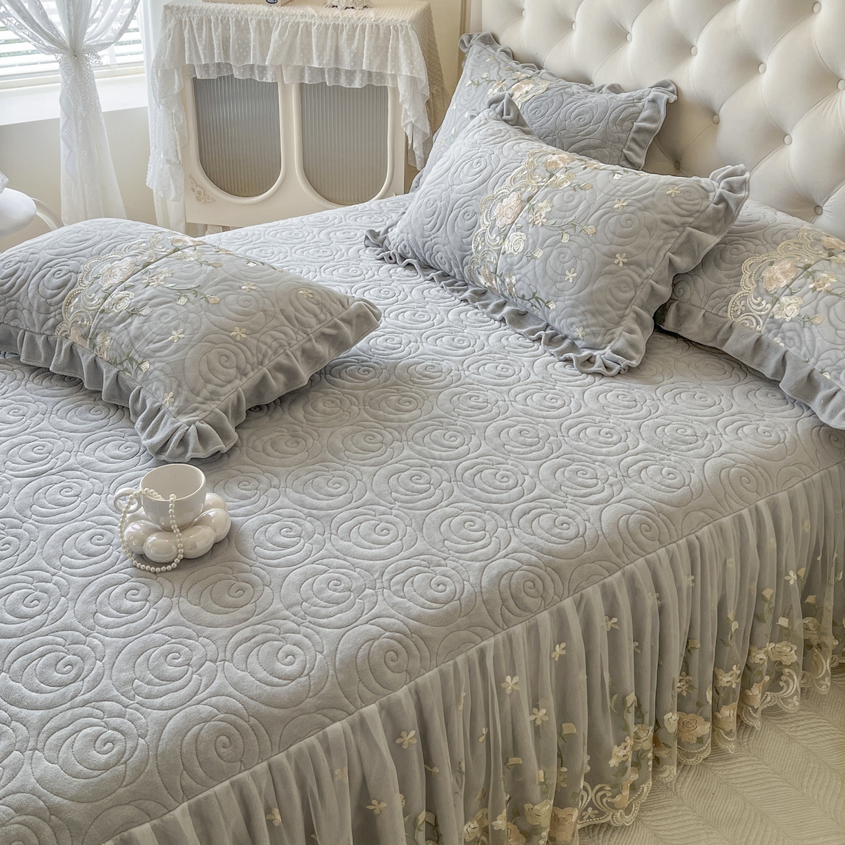 91家纺网 家纺一手货源 找家纺 恋尚 2025新款柔软牛奶绒保暖蕾丝床裙四件套-玫瑰故事（控价305） 玫瑰故事-椰蓉灰