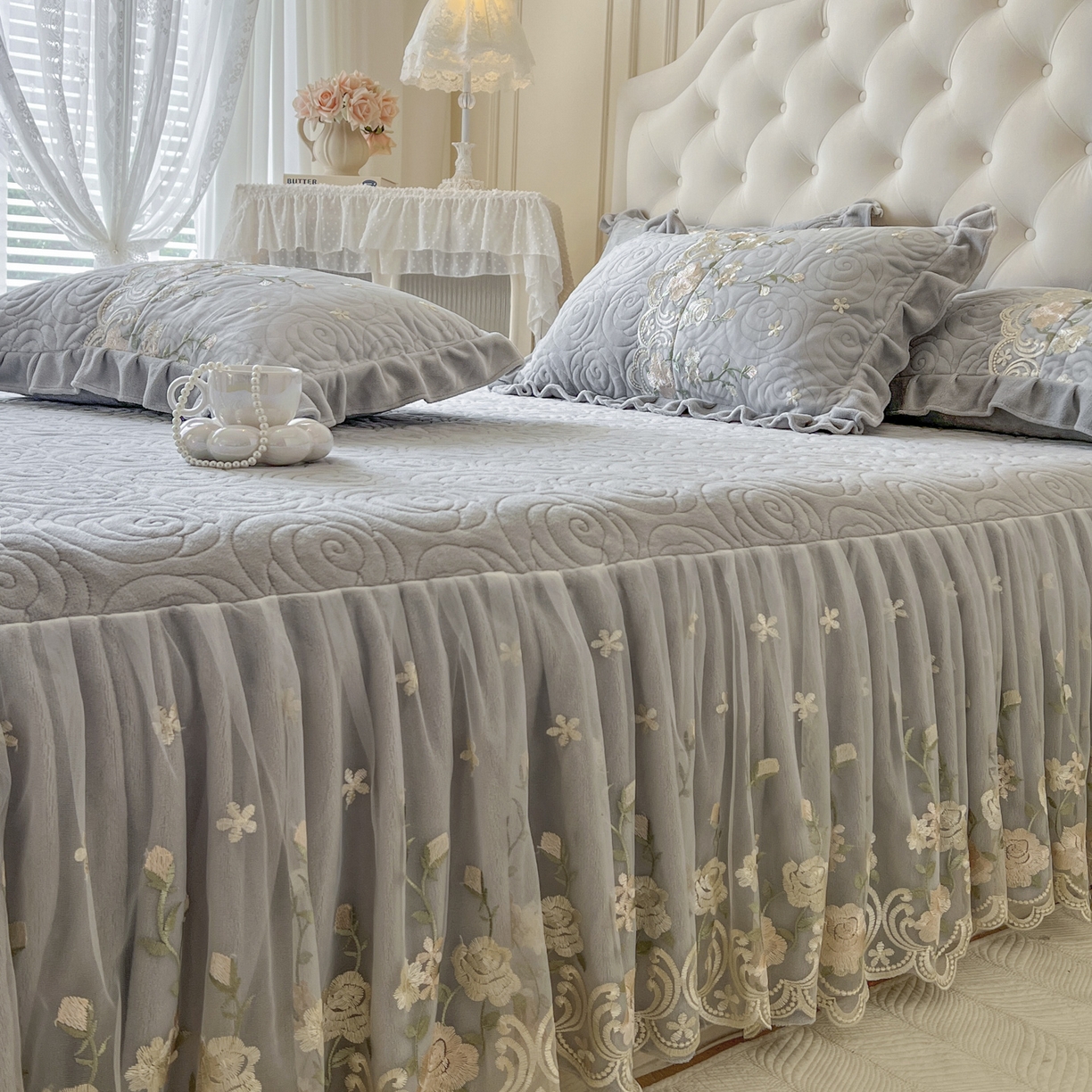 91家纺网 家纺一手货源 找家纺 恋尚 2025新款柔软牛奶绒保暖蕾丝床裙四件套-玫瑰故事（控价305） 玫瑰故事-椰蓉灰