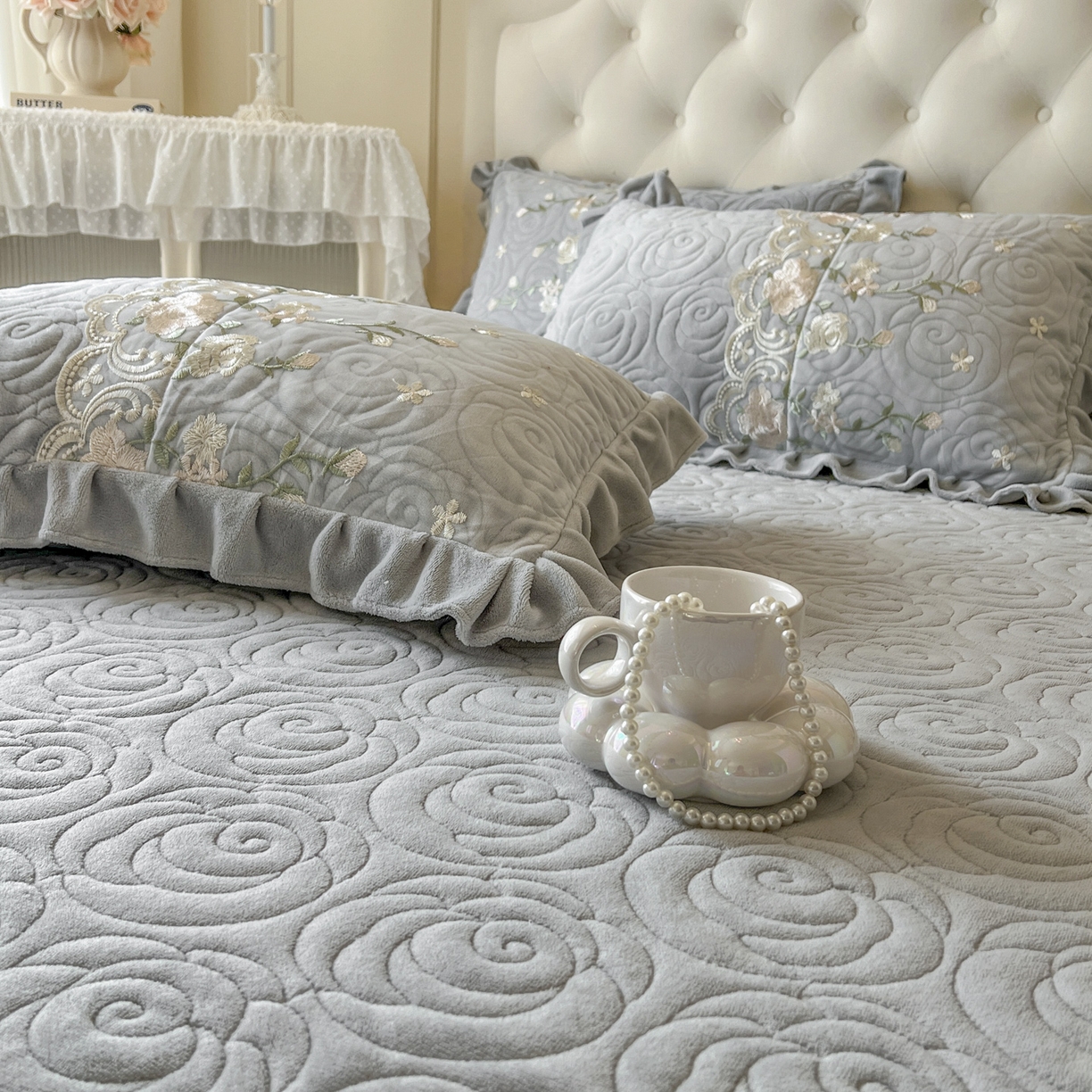 91家纺网 家纺一手货源 找家纺 恋尚 2025新款柔软牛奶绒保暖蕾丝床裙四件套-玫瑰故事（控价305） 玫瑰故事-椰蓉灰