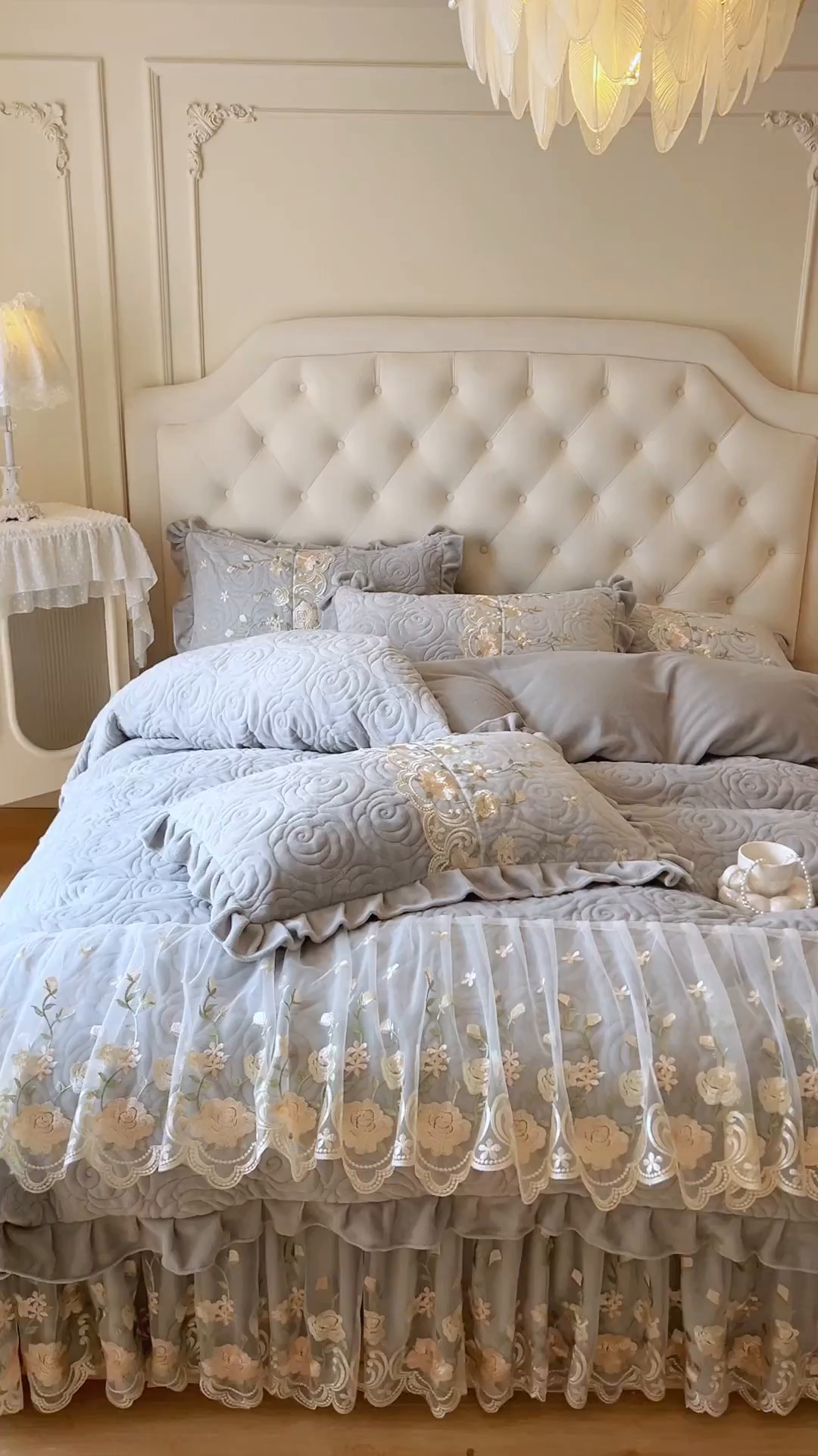 91家纺网 家纺一手货源 找家纺 恋尚 2025新款柔软牛奶绒保暖蕾丝床裙四件套-玫瑰故事（控价305） 玫瑰故事-椰蓉灰