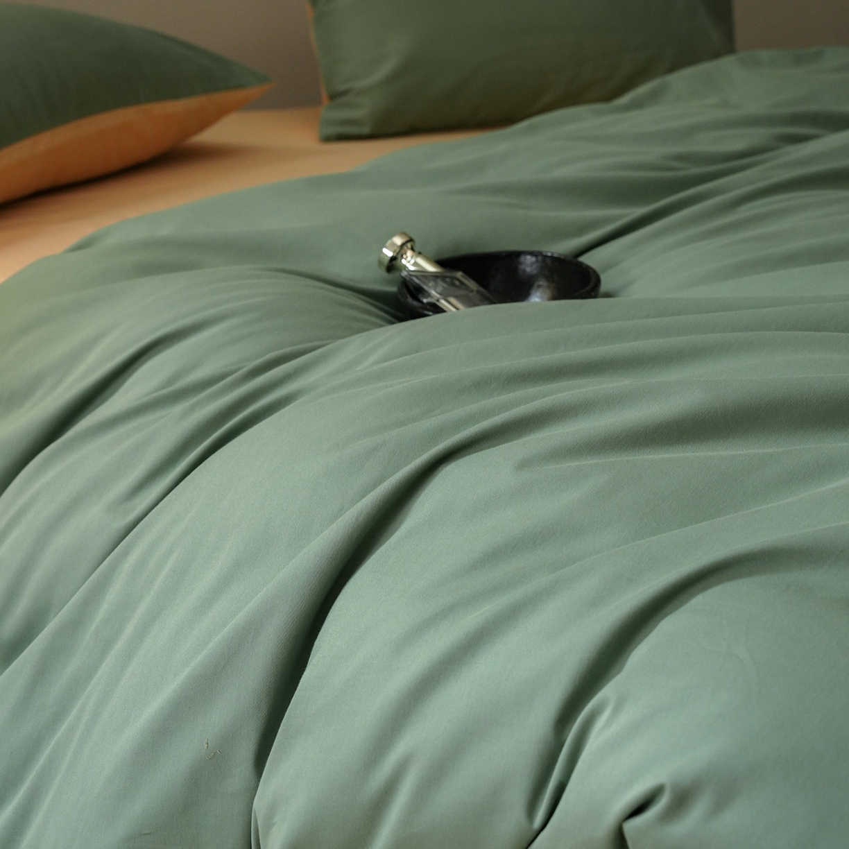 91家纺网 家纺一手货源 找家纺 禾时 2025新款A类全棉贡缎磨毛纯色四件套（礼盒包装）-风格1 松风