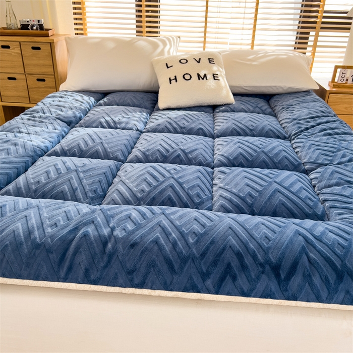 91家纺网 家纺一手货源 找家纺 （总）蓝冰家纺 2025新款雕花牛奶绒羊羔绒床垫