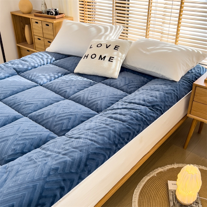 91家纺网 家纺一手货源 找家纺 （总）蓝冰家纺 2025新款雕花牛奶绒羊羔绒床垫